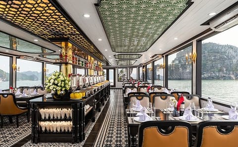 Premium 5-Star Halong Tour: Jacuzzi, Buffet Lunch ,Party & Kayak