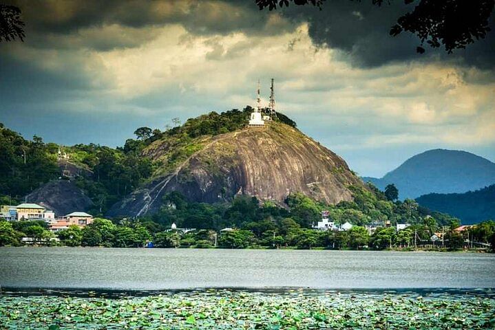 Athugala Rock & Silver Temple Cultural Experience in Kurunegala