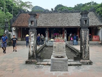 Ninh Binh day trip: Hoa Lu Temple, Trang An boat ride, Mua Cave hike