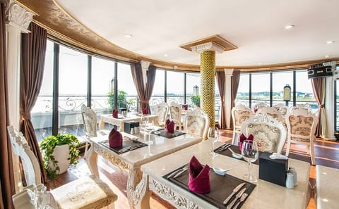 Halong Aquamarine Cruise Luxury 2 Days 1 Night Tour on Bay