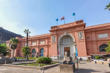 Guided Day Trip to Giza Pyramids and Egyptian Museum in Cairo