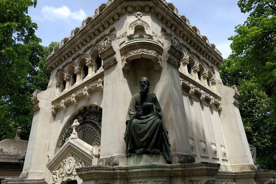Bucharest Private Tour: Bellu Outdoor Museum Exploration Game