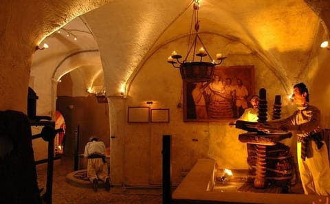 Private Tour of Santorini's Traditional Villages and Wine Museum