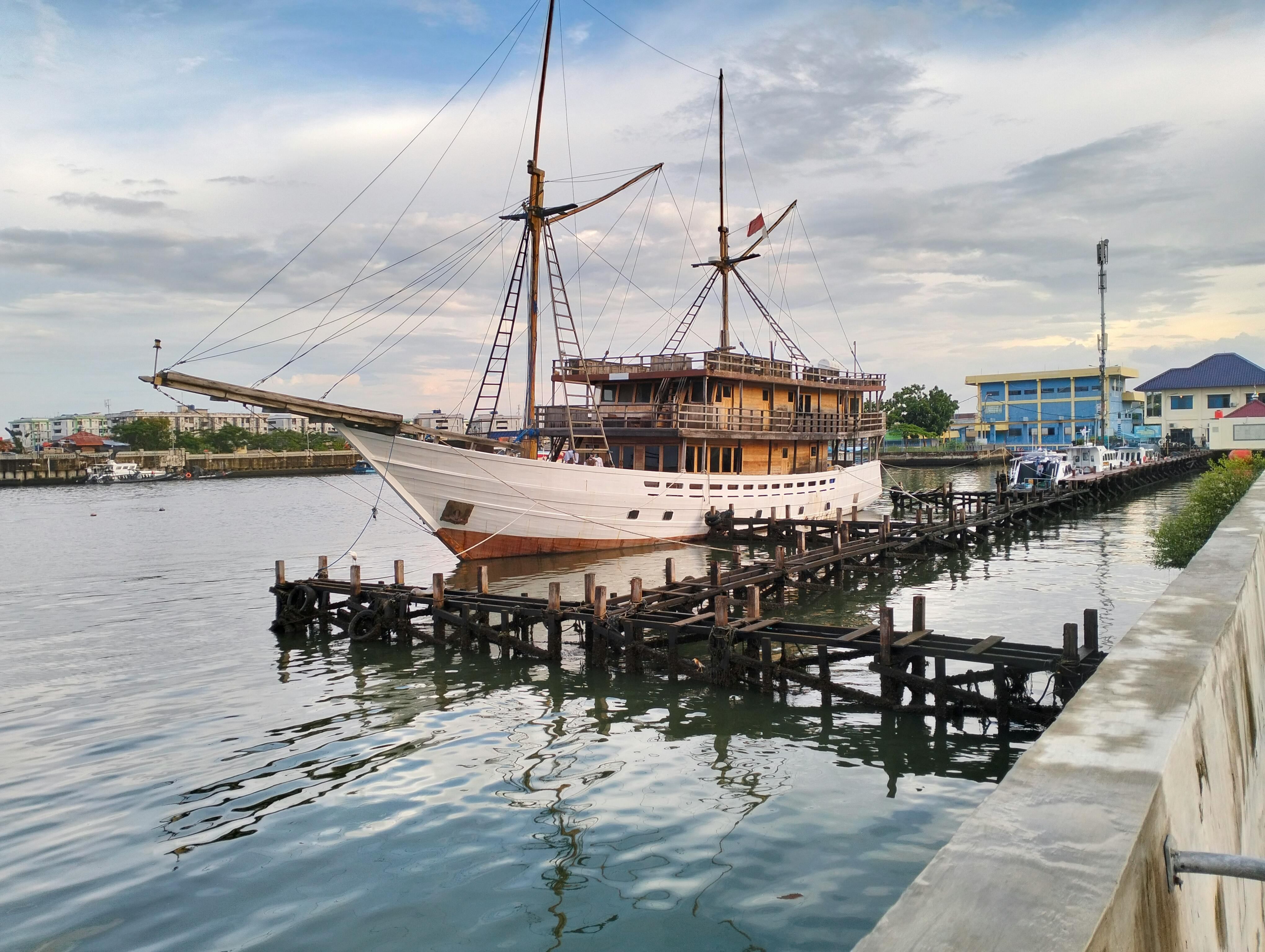 Jakarta Old Town Heritage Tour: Private Yacht for Sunset Dinner