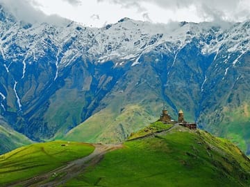 4 Full days in Georgia with private tour, free aiport