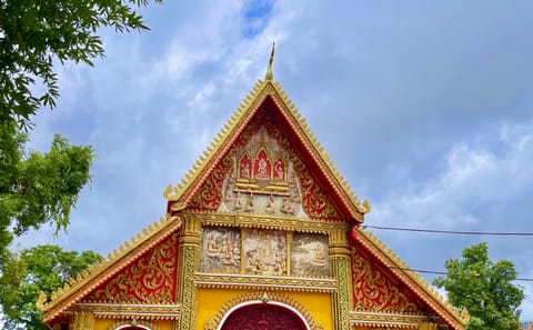 Vientiane city tour with Patuxay Monument visit