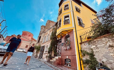 Explore Galata Tower and Fener-Balat Neighborhoods by Ferry in Istanbul