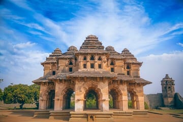 Bengaluru to Hampi Heritage Tour with Chitradurga Stop