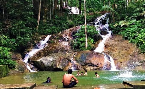 Kanching Waterfalls and Batu Caves Half-Day Tour in Kuala Lumpur