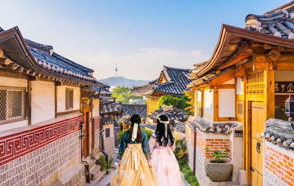 Small Group Seoul Highlights Tour with Hanbok and Tea Ceremony