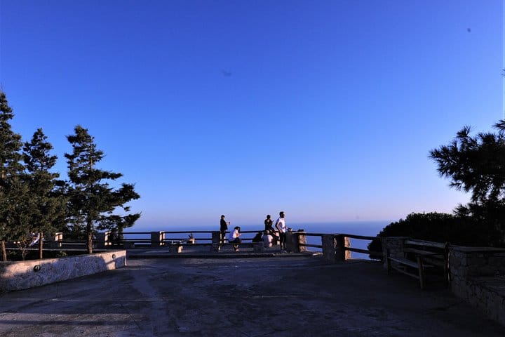 Santorini 5 Hour Private Oia Tour & Lunch/Dinner at a Local Farm