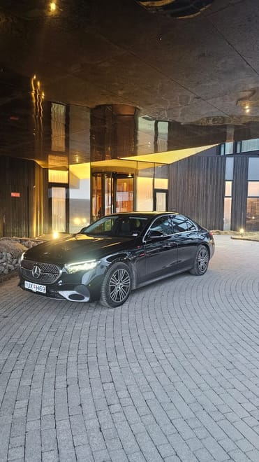 Private Transfer: Reykjavík  →  Keflavik Airport  (Sedan 2 Pax)