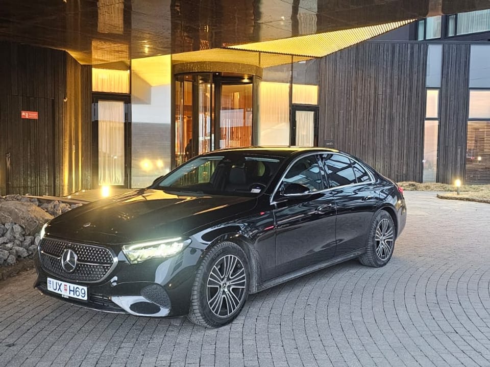 Private Transfer: Reykjavík → Keflavik Airport (Sedan 2 Pax) — Icelimo Luxury Travel