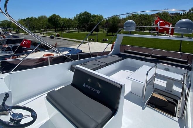 Private Bosphorus Yacht Cruise in Istanbul – Luxury Yacht Tour