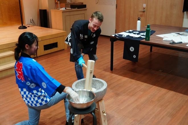 Mochi Pounding and Sushi Making Experience in Tokyo 10