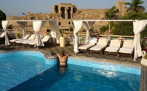 4-Day Luxury Nile Cruise from Aswan to Luxor with Hot Air Balloon