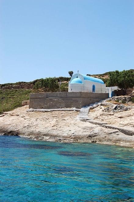 Die Kapelle des Heiligen Nikolaus, dem Schutzpatron der Seeleute, auf der unbewohnten griechischen Insel Plati, Kos, Griechenland