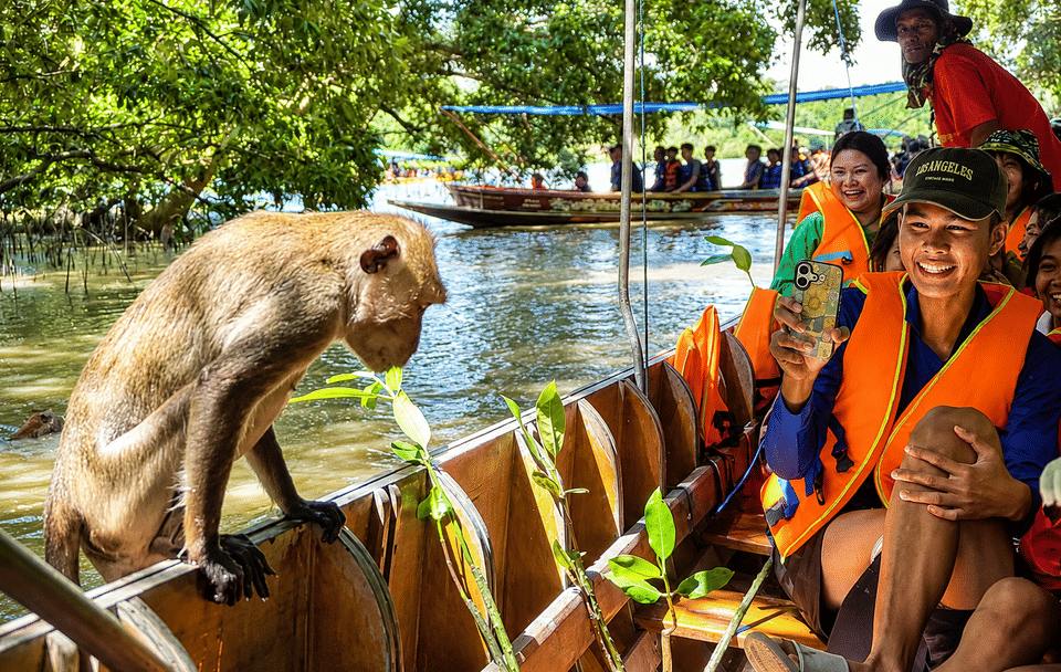 Private Tour of Maeklong Railway Market and Floating Market