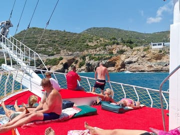 Relaxing Boat Tour with Lunch in Alanya, Türkiye