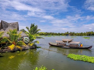 Heritage Forts, Palaces, and Backwater Cruise in South India