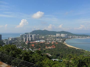Sanya: Luhuitou Park Sunset & Local Seafood Market Half-Day Tour