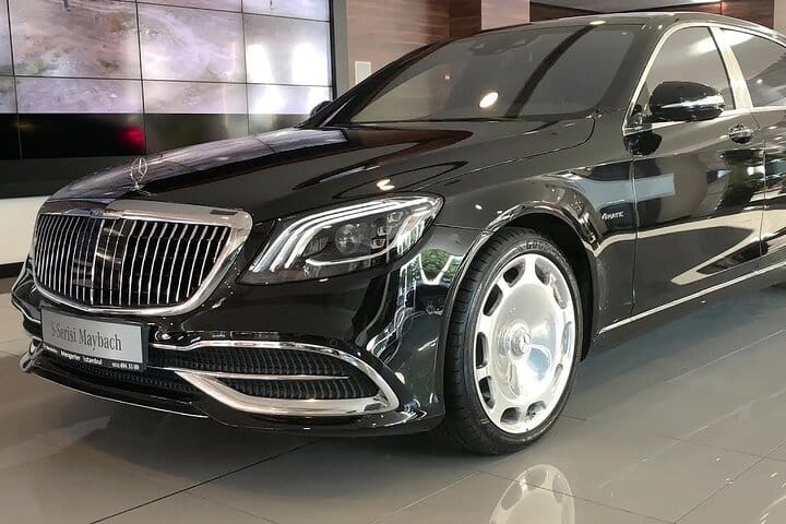 Hero: Maybach with guests, chauffeur