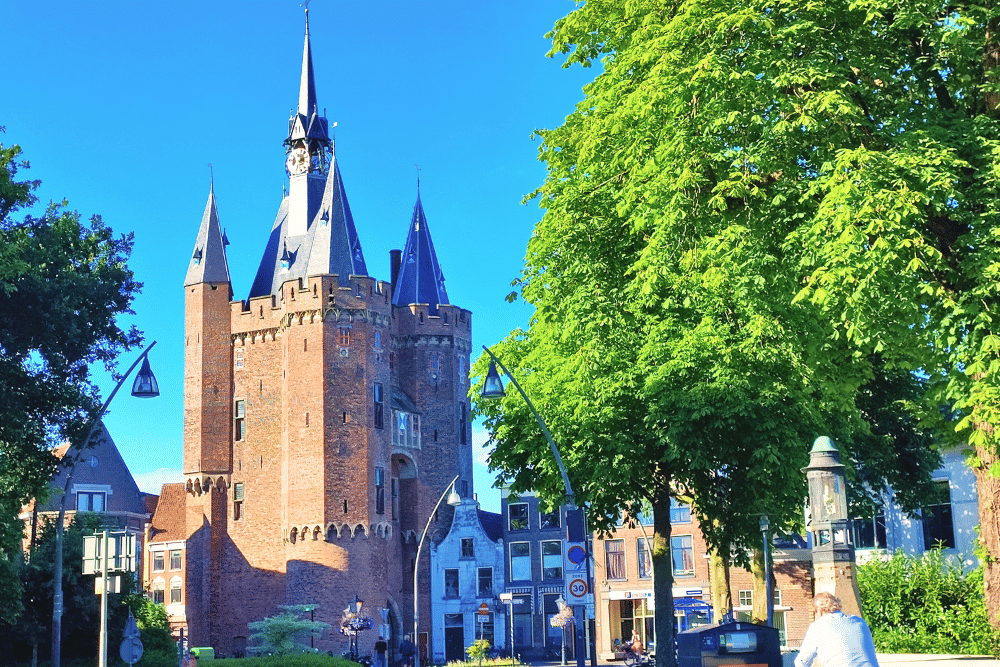 Close-up of Sassenpoort along the route of the Zwolle scavenger hunt City Detective.