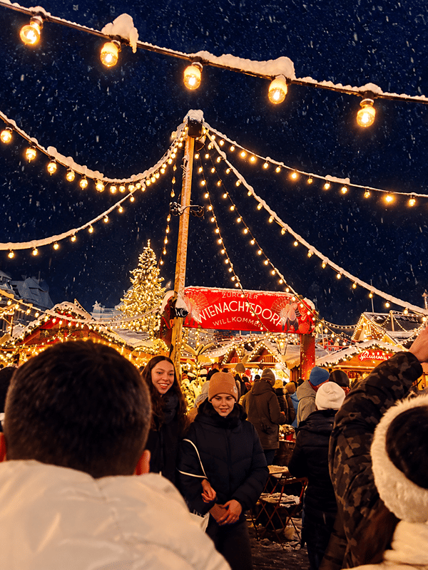 O mercado de Natal de Zurique sob a neve.