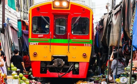 Private Day Tour of Maeklong Railway Market and Ayutthaya