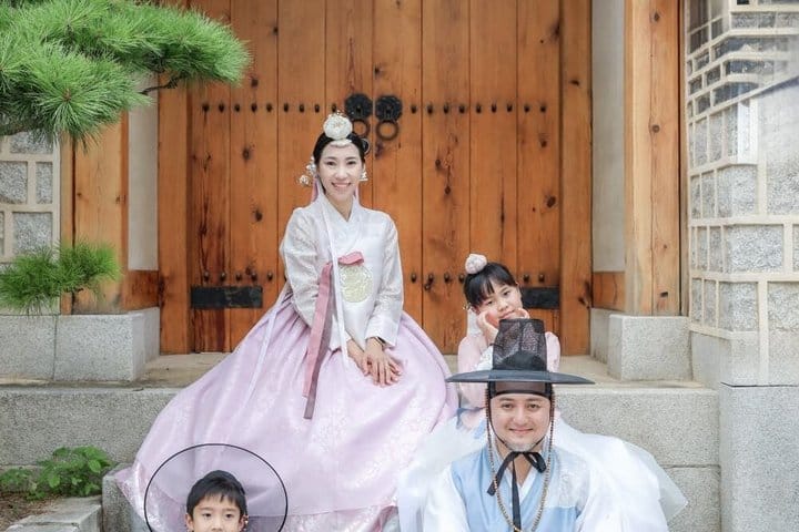 Korea hanbok private photoshoot in gyeongbokgung palace (family/group)