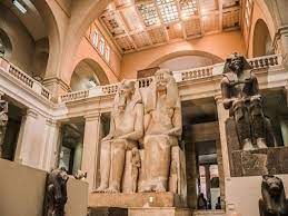 Dos enormes estatuas en el Museo Egipcio de El Cairo