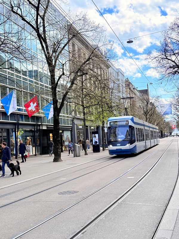 O bonde azul passando pela cidade, na primavera.