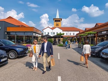 Outlet Shopping Tour at Premier Outlet Budapest in Biatorbágy