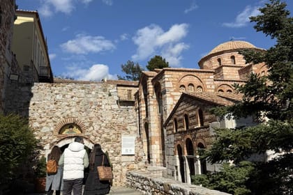 Explore Delphi, Ηοsios Loukas Monastery and Arachova village in a Full-Day Private Trip