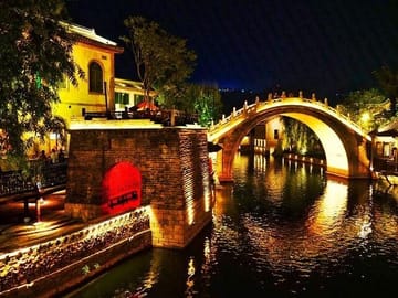Beijing Hutong Night Tour with Yunnan Style Dinner and Boat Ride