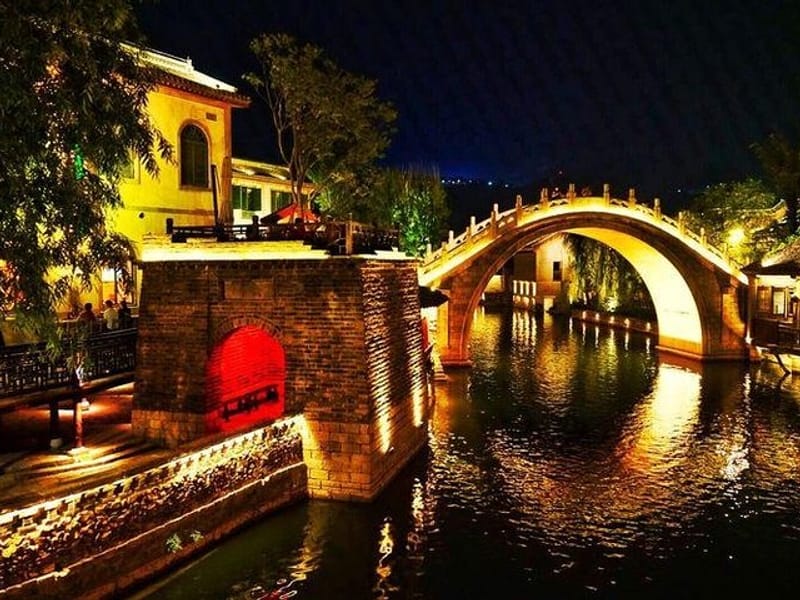 Beijing Hutong Night Tour with Yunnan Style Dinner and Boat Ride