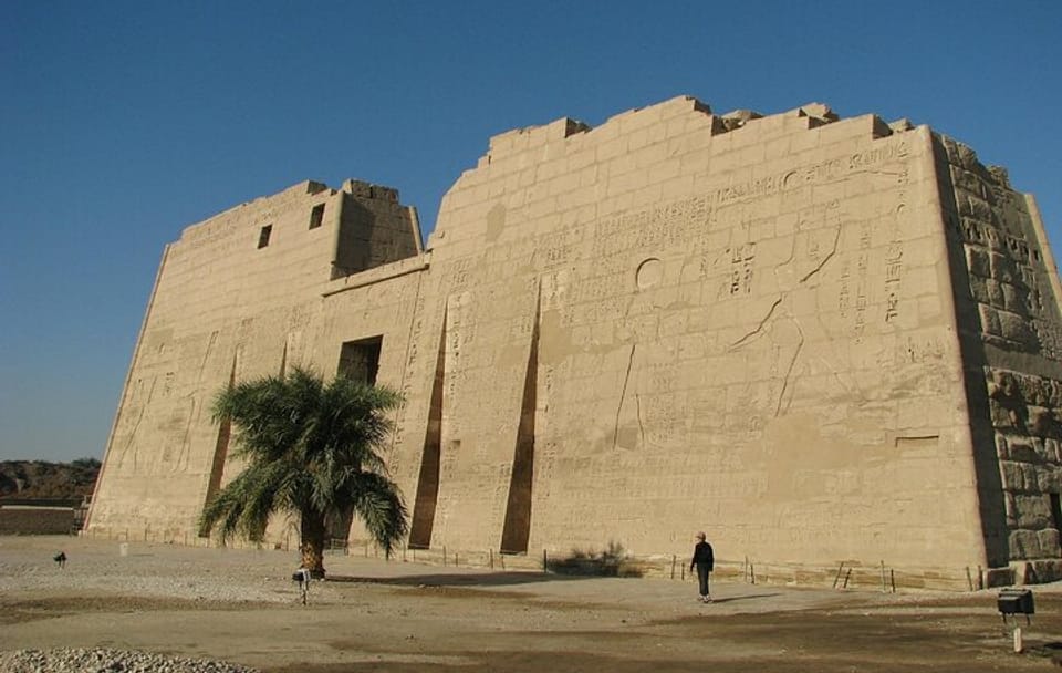 Private Luxor Tour: Valley of the Queens and Medinet Habu