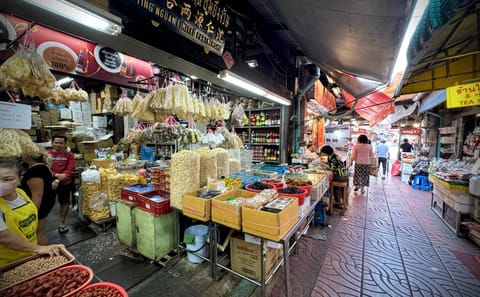 Chinatown and Taladnoi Street Art Walking Tour in Bangkok