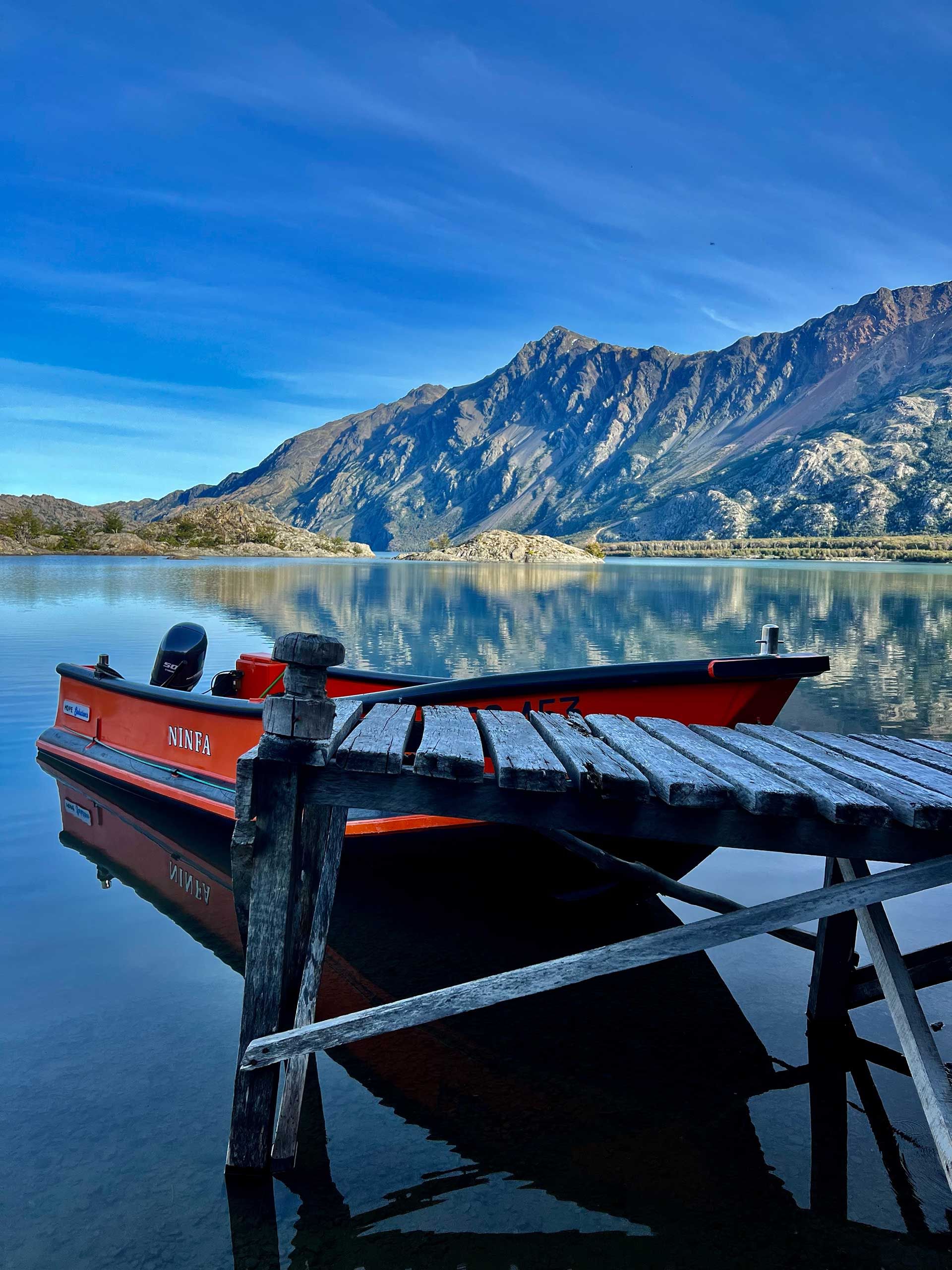 Bote en el Embarcadero al final del Lago Christie - Ruta Mayer - Villa O'Higgins