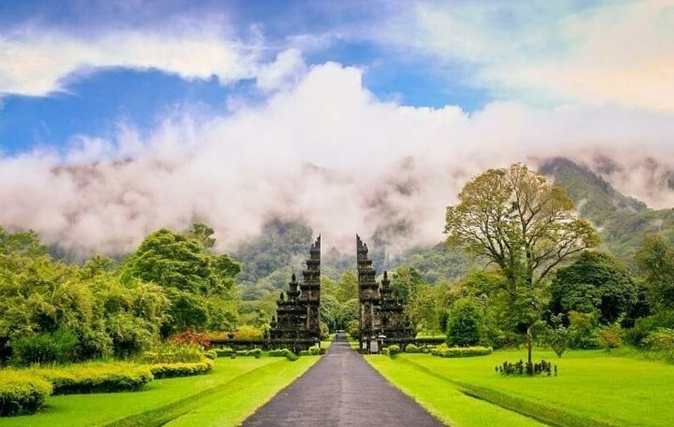 Bali Eco Walking Tour at Beratan Lake with Authentic Lunch