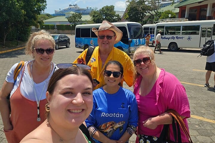 Island tour/Monkeys and sloth park/chocolate & rum factory/beach