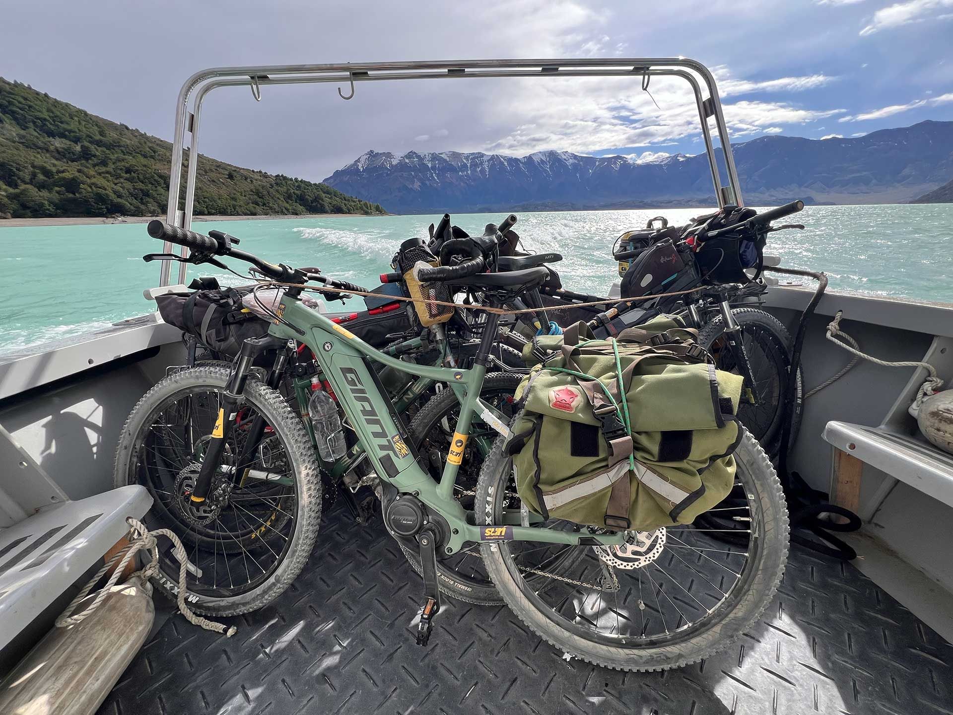 Nuestras eBikes navegando a través del Lago O;Higgins, Chile en la rápida nave Campito II