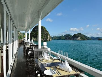 lunch on halong cruise