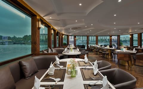 Luxury Day Tour with Cruise and Kayaking in Halong Bay