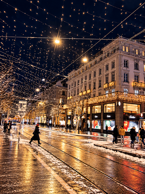 A Bahnhofstrasse com as luzes de Natal, em Zurique, numa noite de neve.