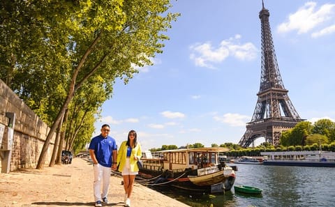 Eiffel Tower Photo Shoot Experience in Paris