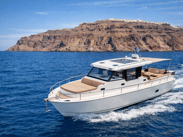 8 Hour motoryacht Cruise Santorini 12:00 – Sunset