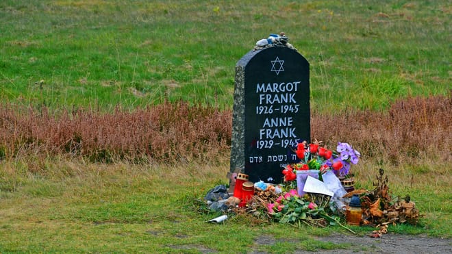 Anne Frank House Private Tour (with official guide and tickets included) 5