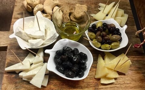 Wheelchair Accessible Wine and Cheese Tasting in Heraklion and Rethimno