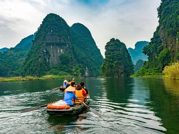 Day Trip from Hanoi to Ninh Binh: Hoa Lu, Trang An, Mua Cave